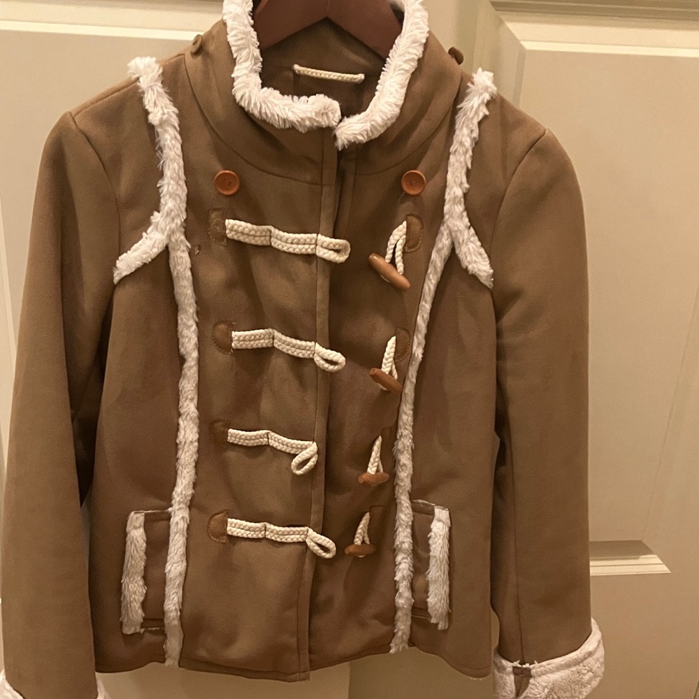 Women’s Tan Suede Jacket with Fuzzy White Interior & Detachable Hood – Warm & St